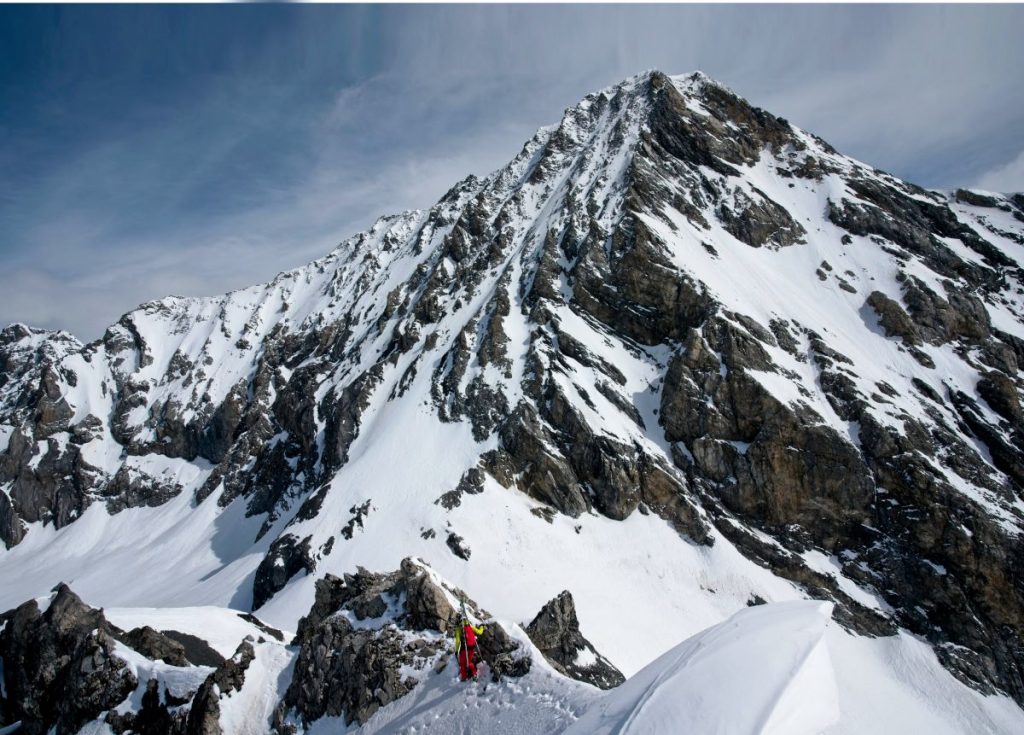 Sulla cresta della Cima delle Pale Rosse. Sullo sfondo il Gran Zebrù. Foto Umberto Isman