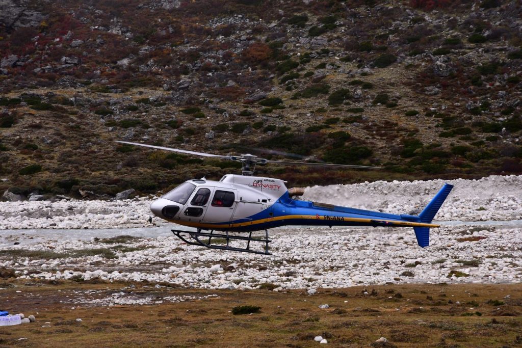 Un elicottero atterra a Pheriche, 4200 metri, foto Stefano Ardito