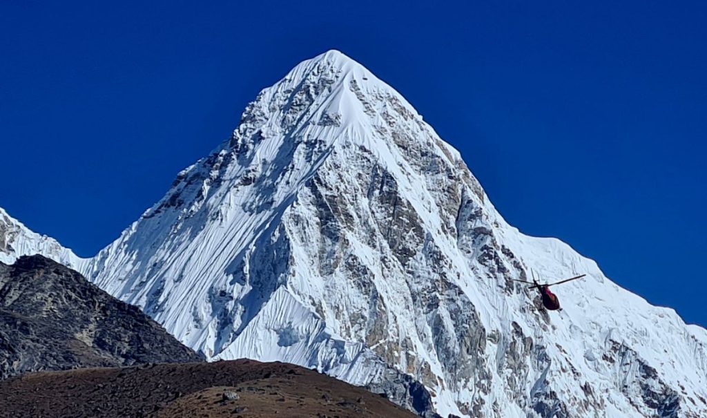 Un elicottero davanti al Pumori, foto Stefano Ardito