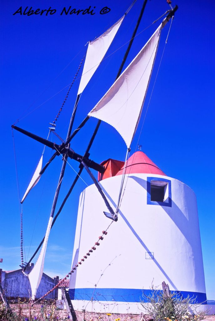 Un mulino a vento a Odemira. Foto Alberto Nardi