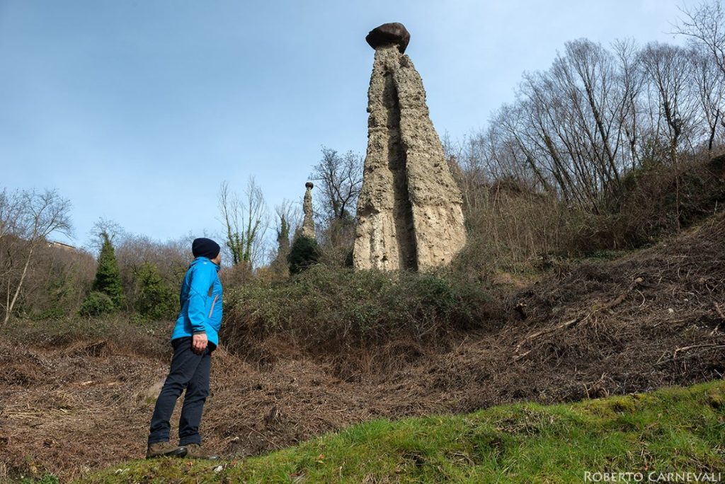 Ai piedi di una delle piramidi più alte. Foto Roberto Carnevali