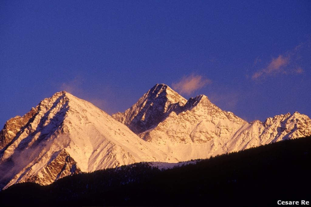 Alba sul Mont Emilius, al centro, e sulla Becca di Nona, a sinistra. Foto Cesare Re