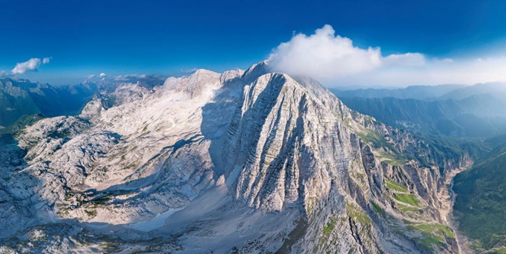 Il Canin sopra Sella Grubia. Foto Claudio Costerni