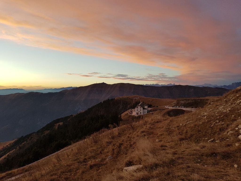Il Rifugio Città di Vittorio Veneto si trova sul Monte Pizzoc. Foto FB Rifugio Città di Vittorio Veneto