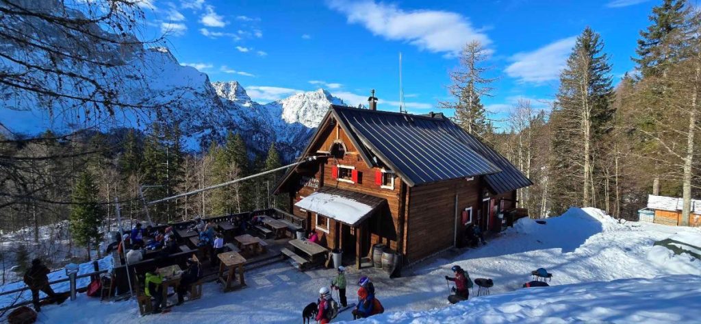 Il Rifugio Luigi Zacchi, sorge a 1380 metri di quota nel comune di Tarvisio. Foto FB Meri Debevec