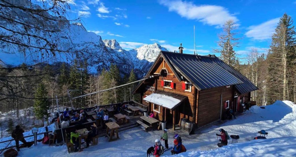 Il Rifugio Luigi Zacchi, sorge a 1380 metri di quota nel comune di Tarvisio. Foto FB Meri Debevec