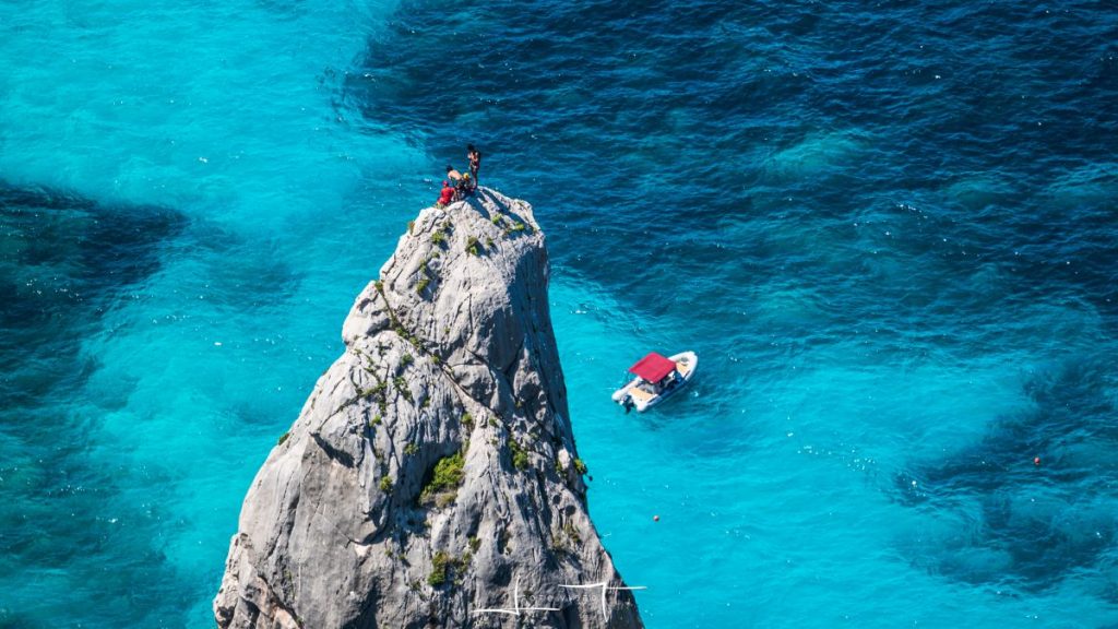 La Guglia di Goloritzé con climber in vetta