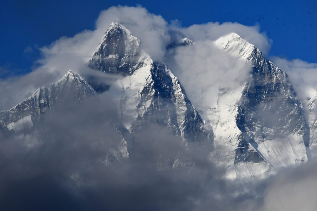 Lhotse (a sinistra), Lhotse Middle e Lhotse Shar da Namche Bazaar, foto Stefano Ardito