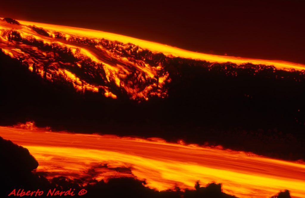 Lo spettacolo dei fiumi di lava incandescente dopo un