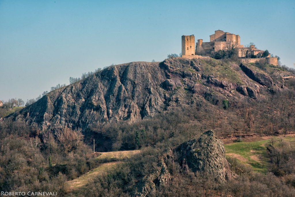 Rupe di Campotrera e Castello di Rossena. Foto Roberto Carnevali