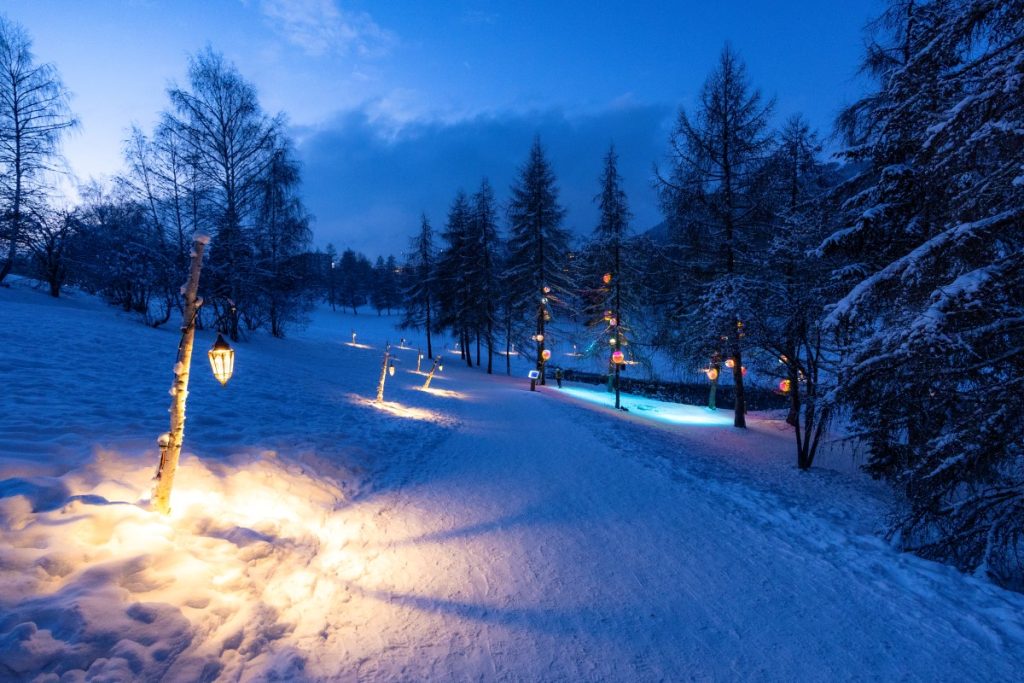 Si cammina di notte e nel silenzio lungo lo Chemin des Lanternes @ Maxime Aliaga