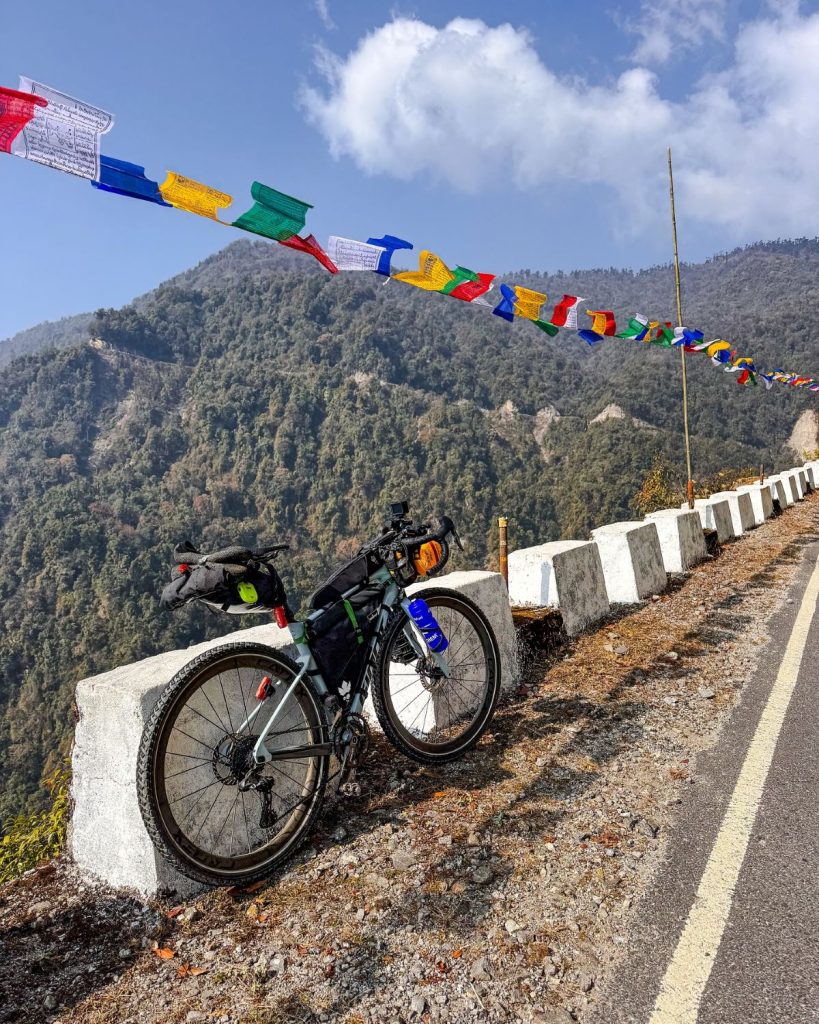 Verso il Thrumshing La Pass (3.800 m), in Bhutan. Foto FB Omar Di Felice
