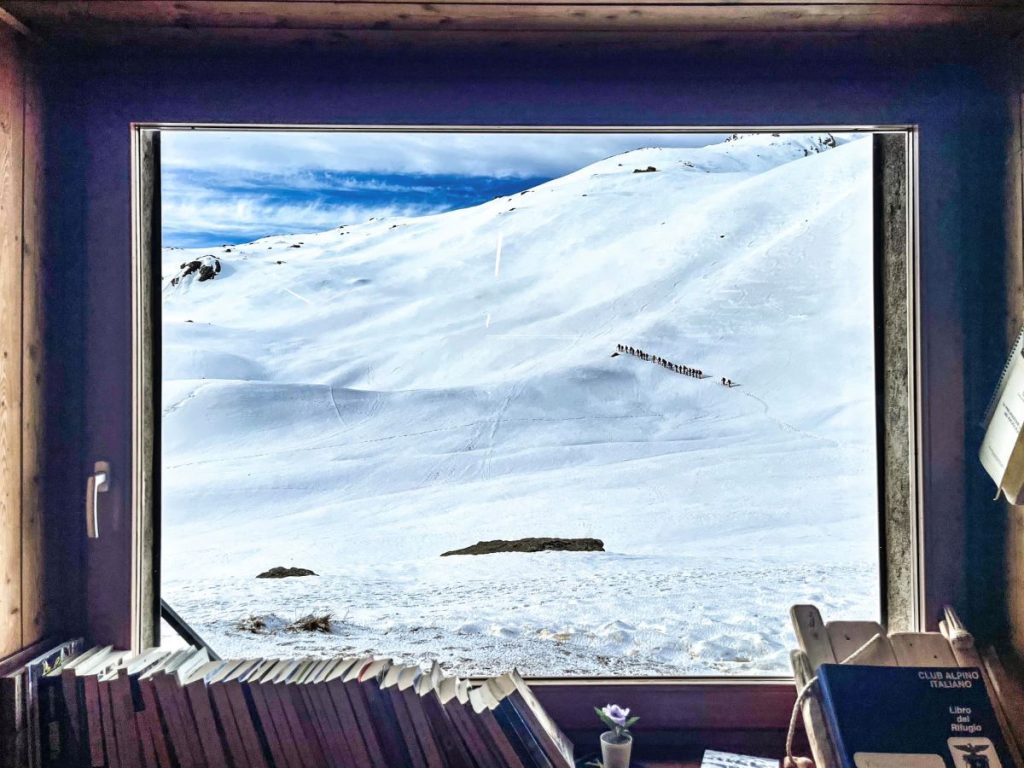 Dalla finestra del rifugio. Foto FB Rifugio Vittorio Sella