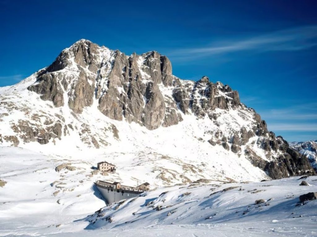 Il Rifugio Tita Secchi ai piedi del Cornone di Blumone