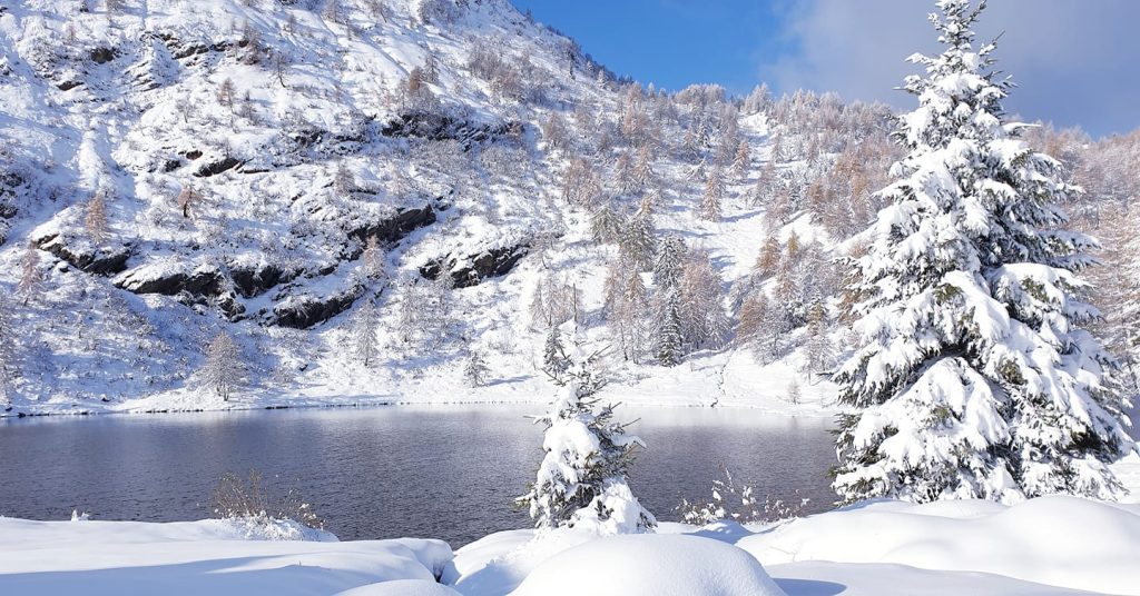 Il lago di fronte al rifugio. Foto FB Rifugio Al Lago del Mortirolo