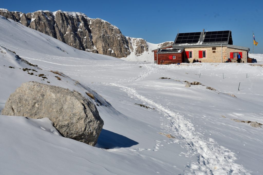 Il rifugio Vincenzo Sebastiani. Foto Stefano Ardito