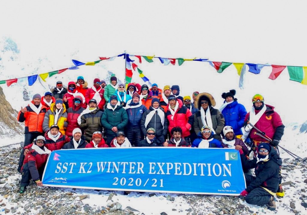 Il team nepalese dopo la riuscita della prima invernale del K2 @ ANSA