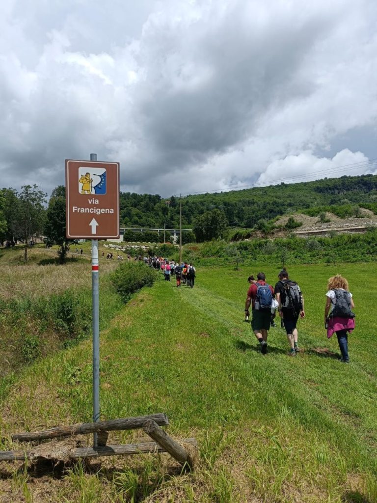 In cammino. Foto FB Via Francigena