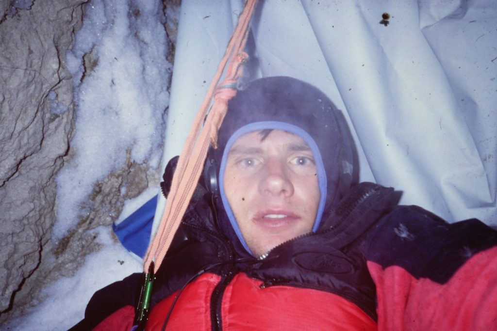 Marco Anghileri in una sosta durante la salita