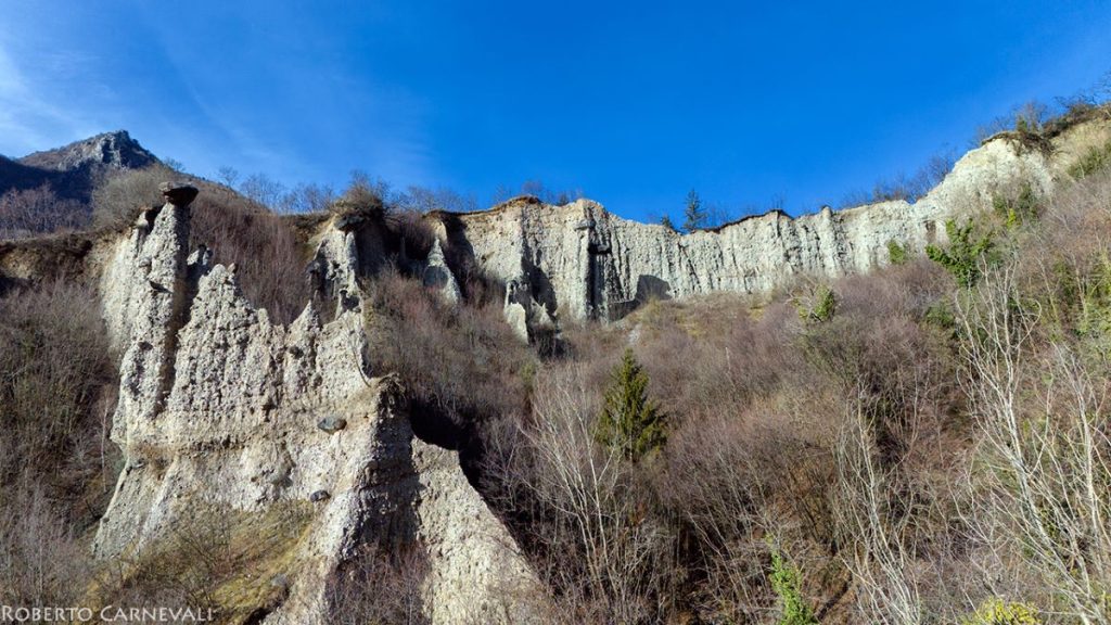 Fenomeni erosivi hanno modellato le Piramidi di Zone. Foto Roberto Carnevali