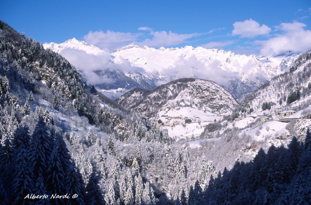 Il paesino di Campo e il Gruppo del Disgrazia. Foto Alberto Nardi