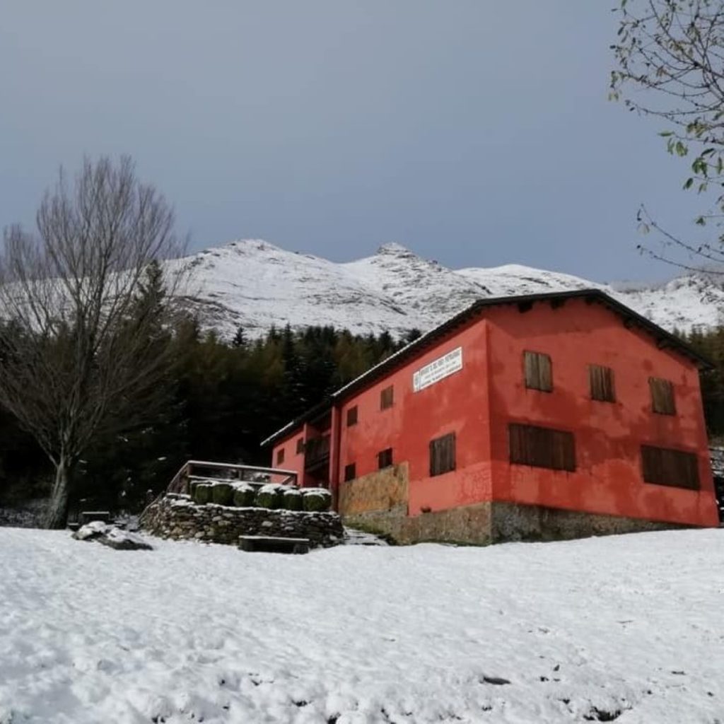 Il rifugio Del Freo con alle spalle il Monte Corchia. Foto FB Rifugio Del Freo - Pietrapana