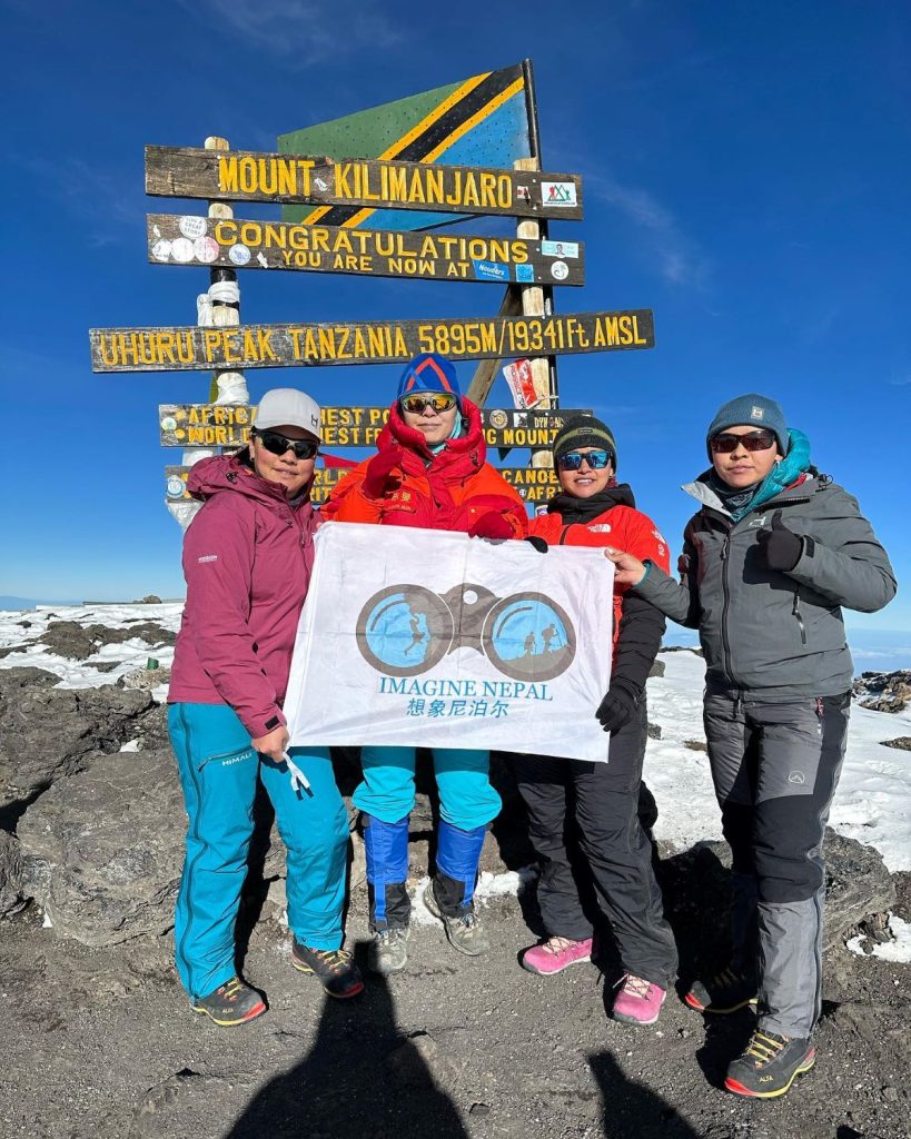 In vetta al Kilimajaro. Foto FB 3 sisters on 7 summits