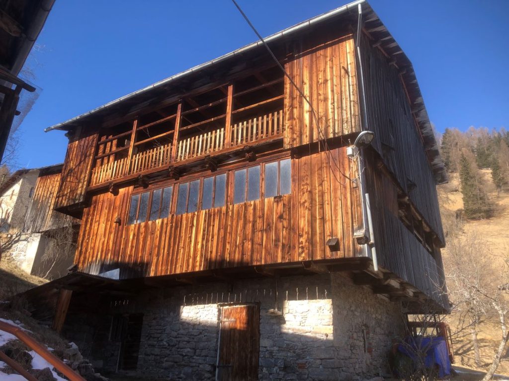 Una delle antiche dimore di Larzonei. Foto Massimo Spampani