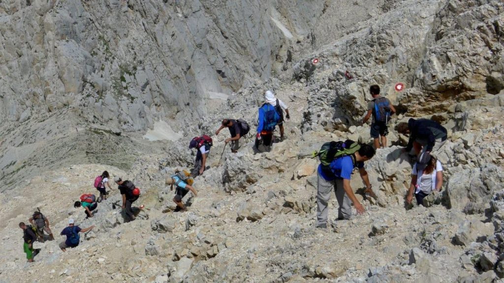 Folla sulla normale del Corno Grande, Gran Sasso. Foto Stefano Ardito