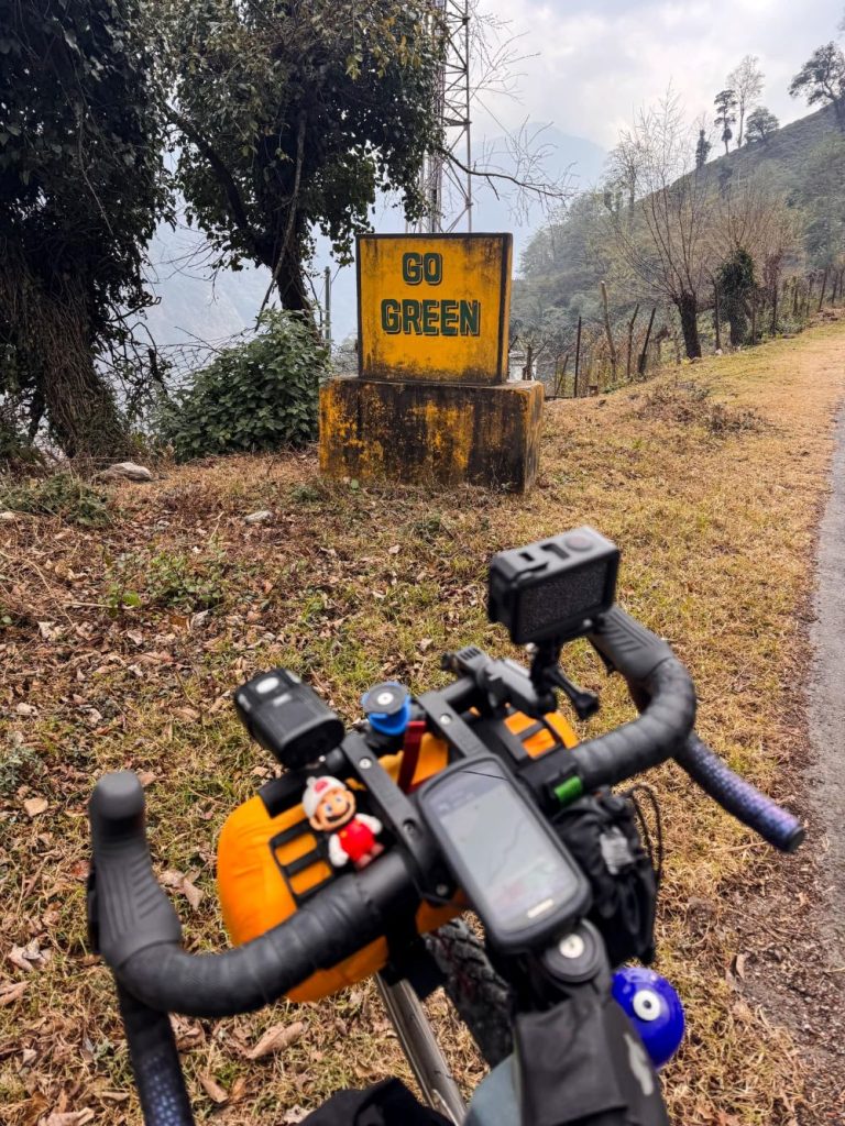 In Bhutan. Foto FB Omar Di Felice