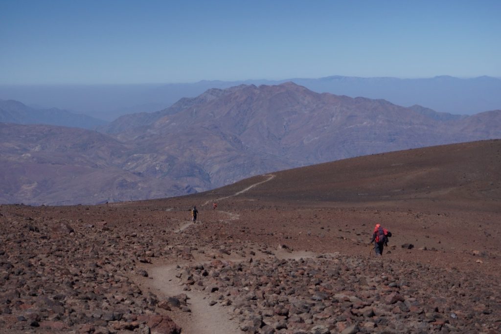 In discesa, sullo sfondo il Cerro la Parva. Foto Elena Casolaro