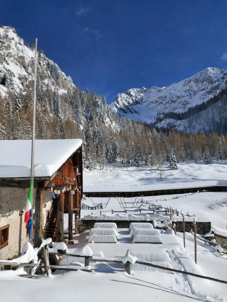 La terrazza del Rifugio Casera Tartoi