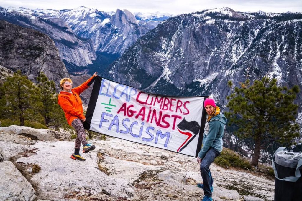 Lo striscione esposto sulla vetta dopo la salita. oto Soline Kentzel-Seb Berthe
