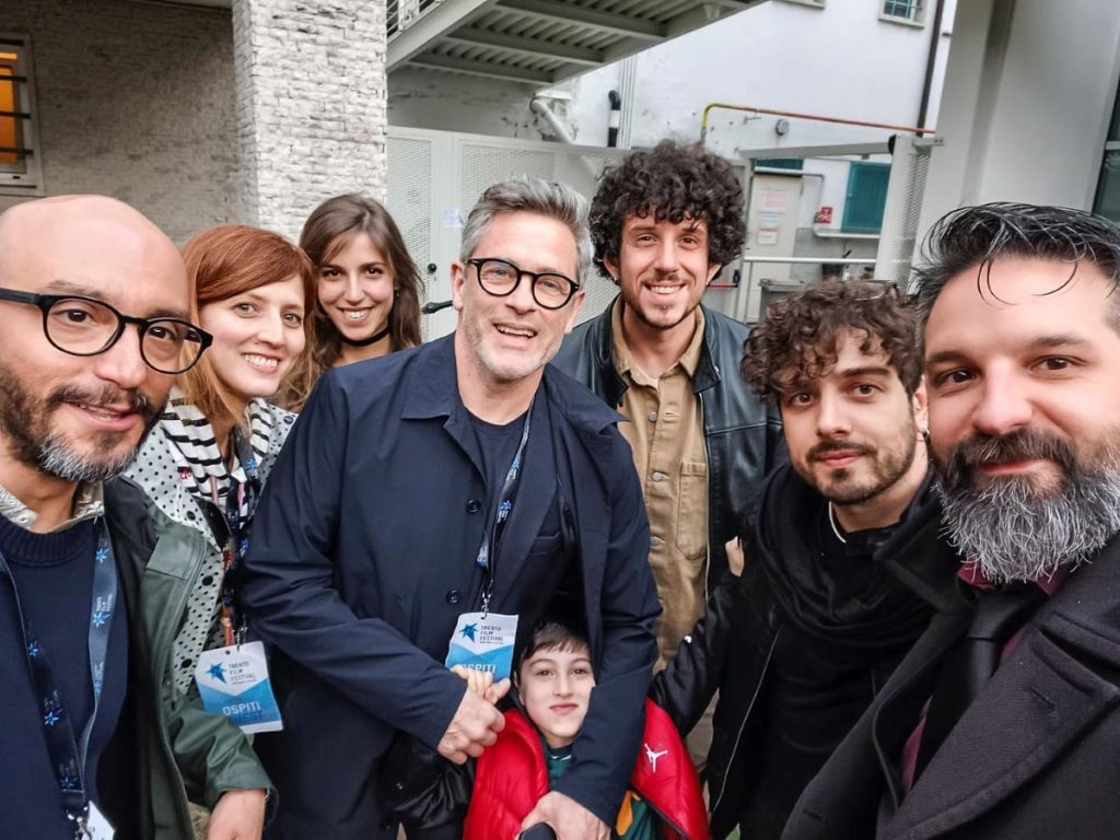 Massimo Poggio (al centro) con Luca Cococcetta (a sinistra) e la troupe