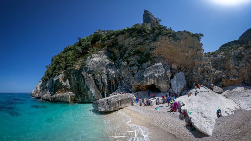 Relax a Cala Goloritzé. Foto Luigi Tassi