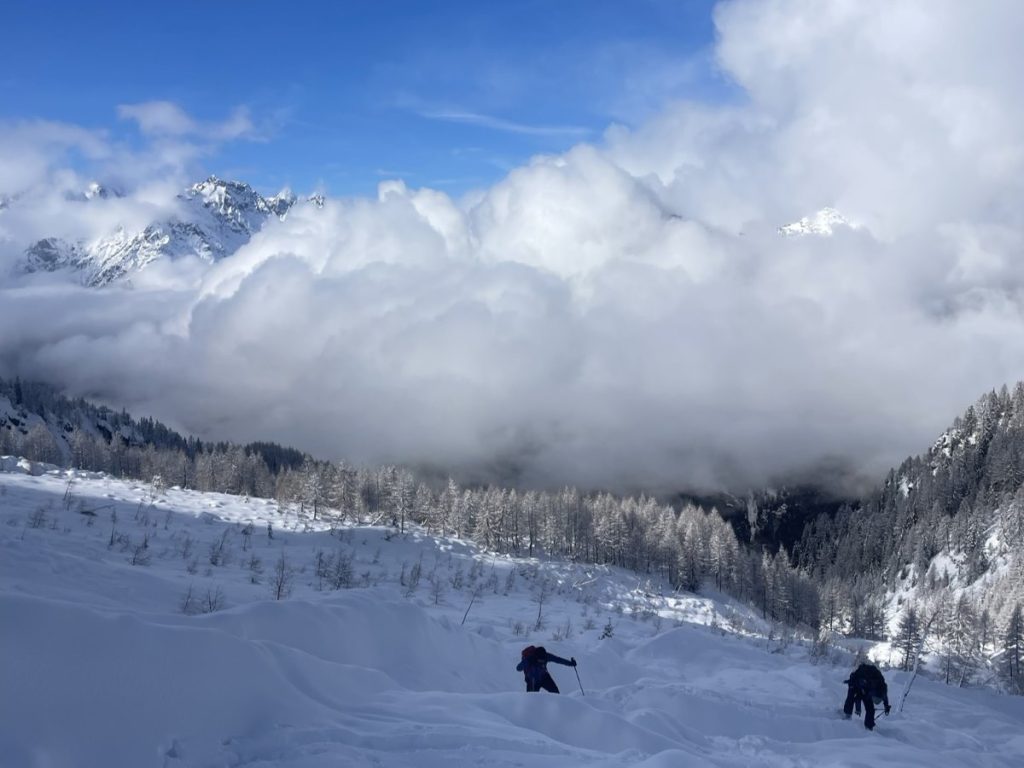 Risaliamo un canale a bitorzoli, solcato da una grande valanga, foto M. Comi