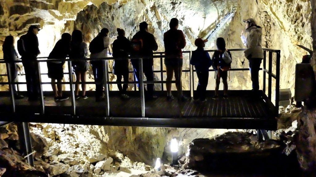 Visitatori alla Grotta del Cavallone, foto Stefano Ardito