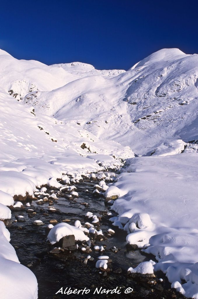 Il torrente Caffaro, sullo sfondo il Passo del Gelo. Foto Alberto Nardi