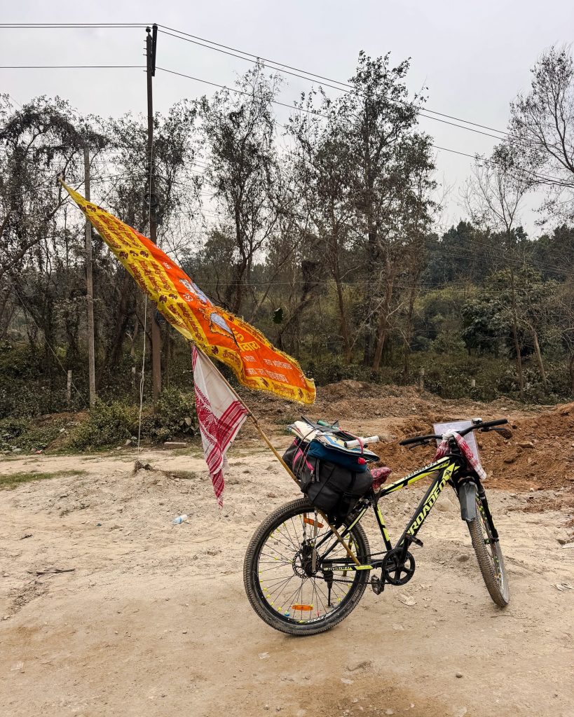 La bicicletta di Di Felice parcheggiata a Rajbiraj Saptari. Foto FB Omar Di Felice