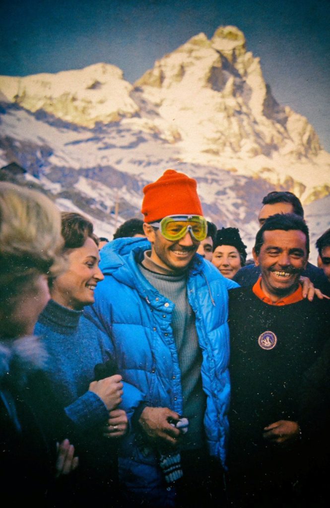 Walter Bonatti festeggiato al ritorno a valle