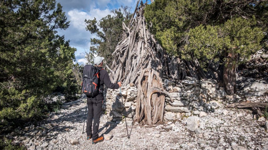 Uno degli ovili lungo il cammino. Foto Luigi Tassi