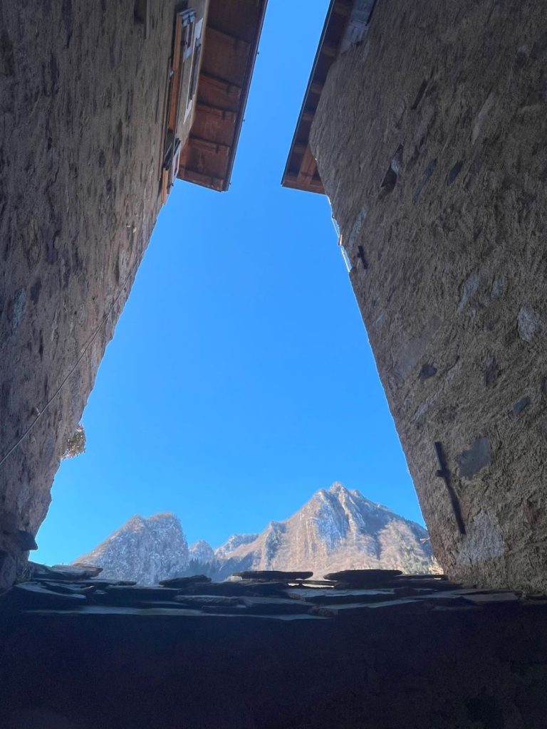 Uno scorcio sulle montagne dalla via dei Portici. Foto Flavio Richiedei