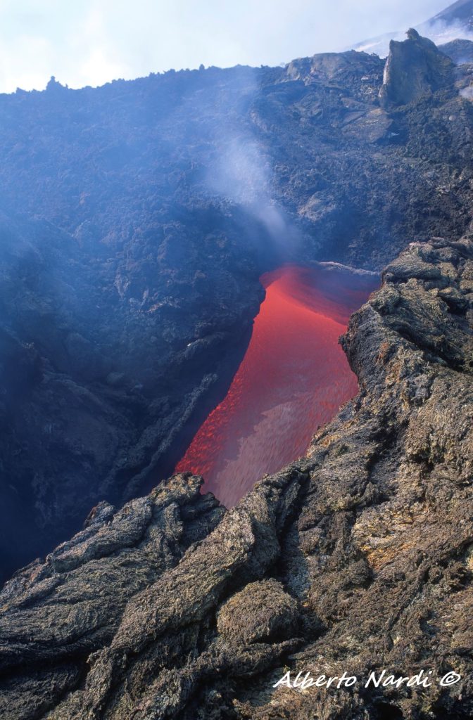 Fiume di lava incandescente. Foto Alberto Nardi