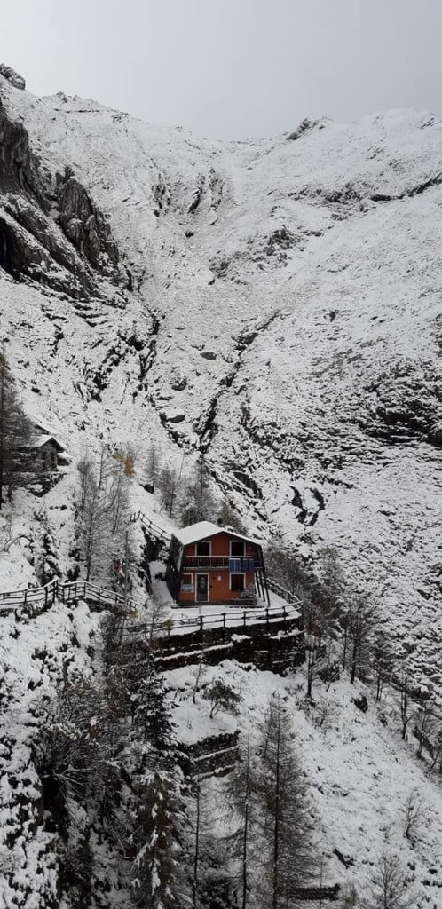 Il Rifugio Nello Conti dopo una nevicata. Foto FB Rifugio Nello Conti