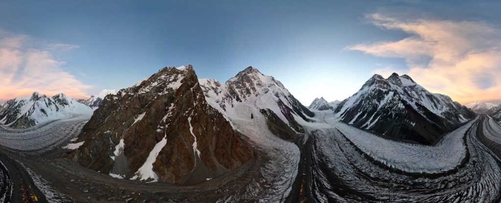 Il ghiacciaio Godwin Austen e il K2. Foto Tommaso Lamantia