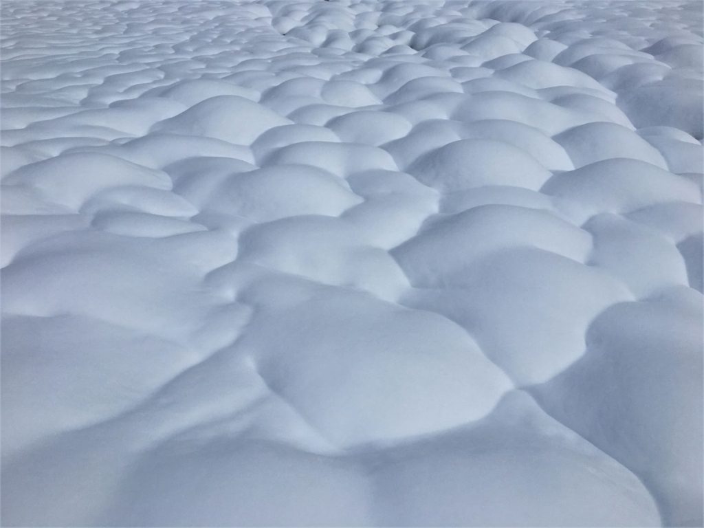 La pioggia ricama reticoli sulla superficie della neve. foto M. Comi