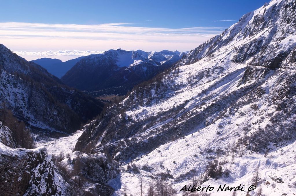 Verso il fondovalle. Sullo sfondo la Piana del Gaver e il Monte Colombine. Foto Alberto Nardi