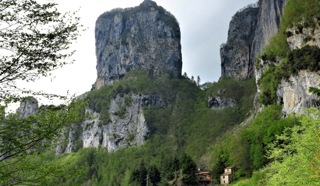 Il Rifugio Forte dei Marmi con alle spalle il Procinto. Foto CAI Forte dei Marmi