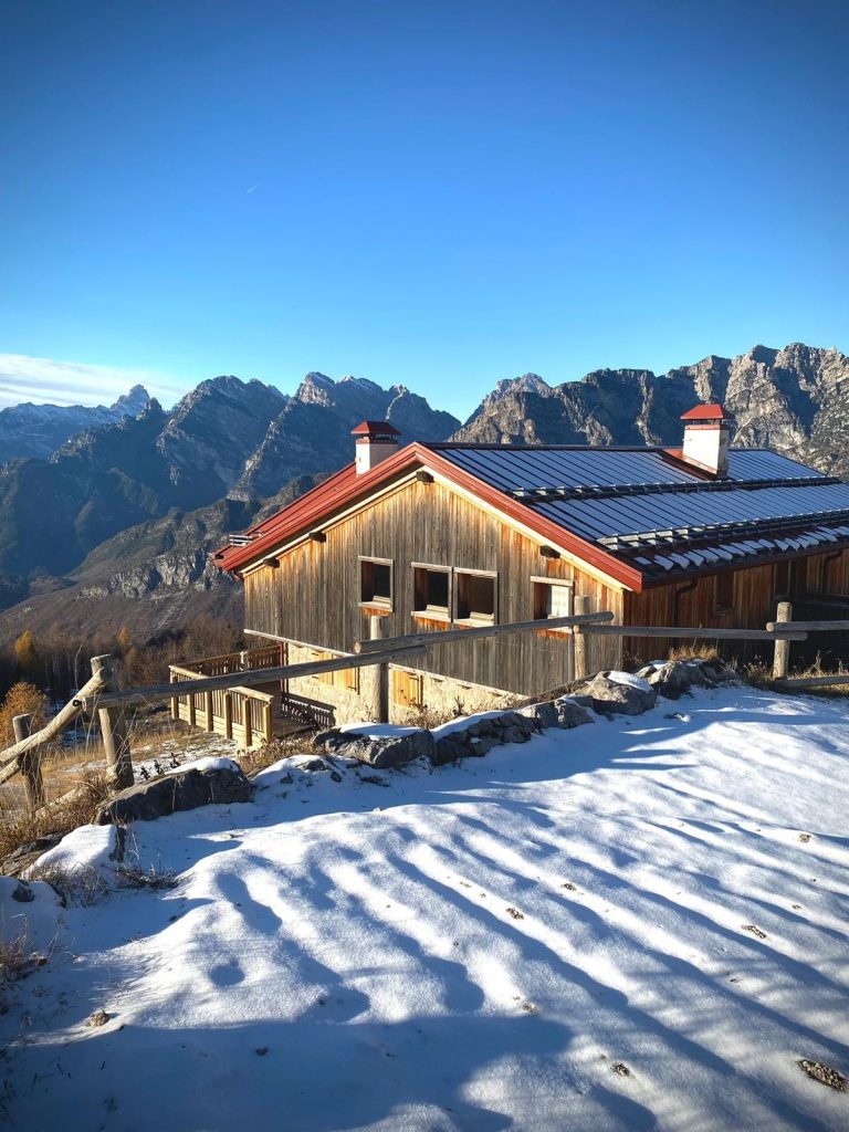 Il Rifugio Pradut. Si trova a 1450 metri di quota a monte di Claut (PN)