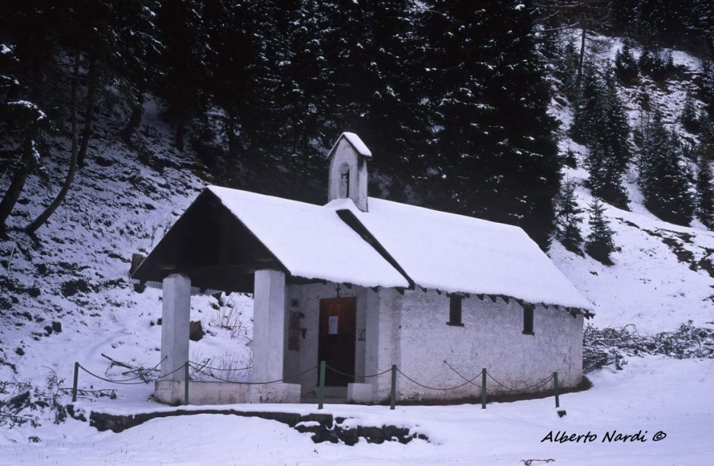 La chiesetta degli Alpini nella Piana del Gaver. Foto Alberto Nardi